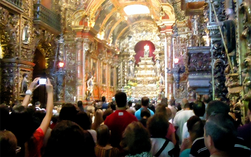 Missa com Canto gregoriano, aos domingos, no Mosteiro de São Bento