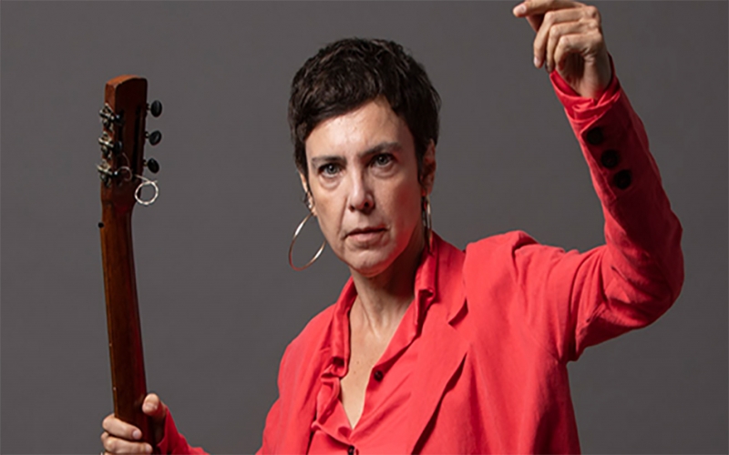 Adriana Calcanhoto, voz e violão no Teatro Riachuelo