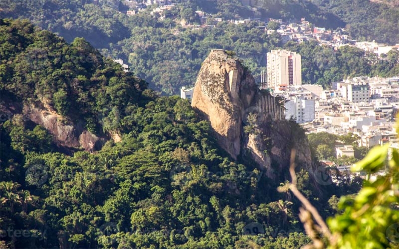 Agulhinha do Inhangá, uma formação rochosa incrível em Copacabana