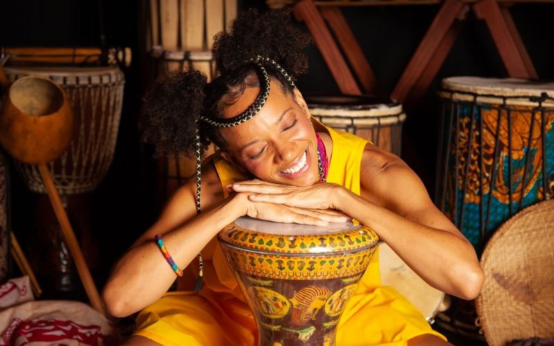 Espetáculo infantil “A Menina Akili e Seu Tambor Falante” faz apresentações gratuitas no Rio e em Caxias