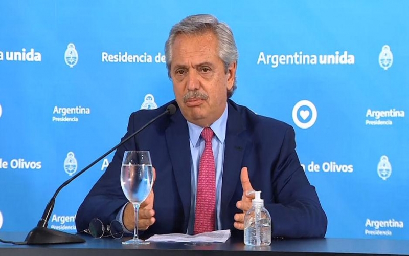 Argentinos vão às janelas de suas casas aplaudir Presidente Hernández