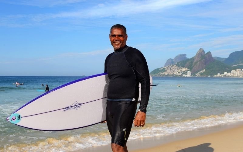 “Prancha Parede”, exposição com pranchas pintadas por artistas plásticos e venda revertida ao projeto Favela Surf Clube