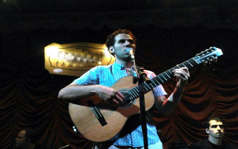 Alfredo Del-Penho canta repertório de bossa nova