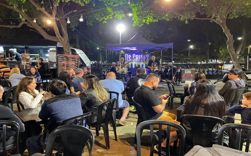 Calçada antes sem movimento vira point gastronômico e musical na Glória