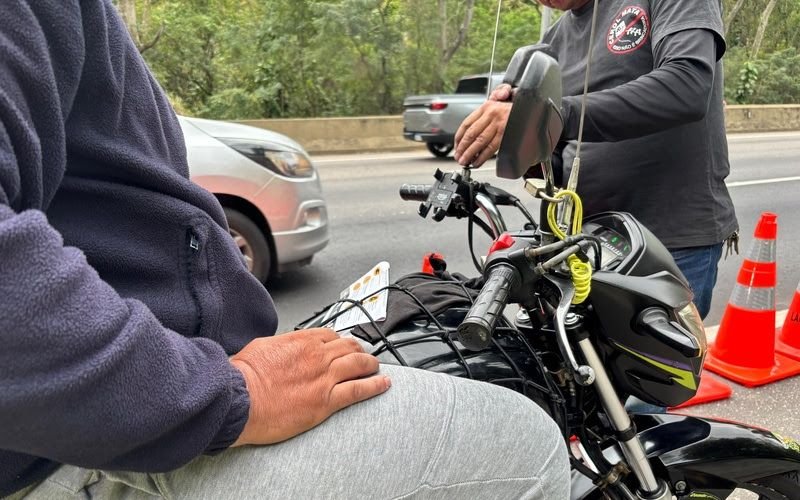 Motociclistas recebem antenas antilinha gratuitas na Linha Amarela no Dia do Motociclista