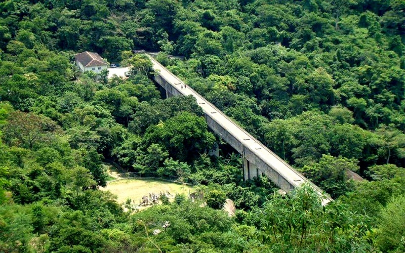 Aqueduto do Barata, no meio da mata do Parque Estadual da Pedra Branca