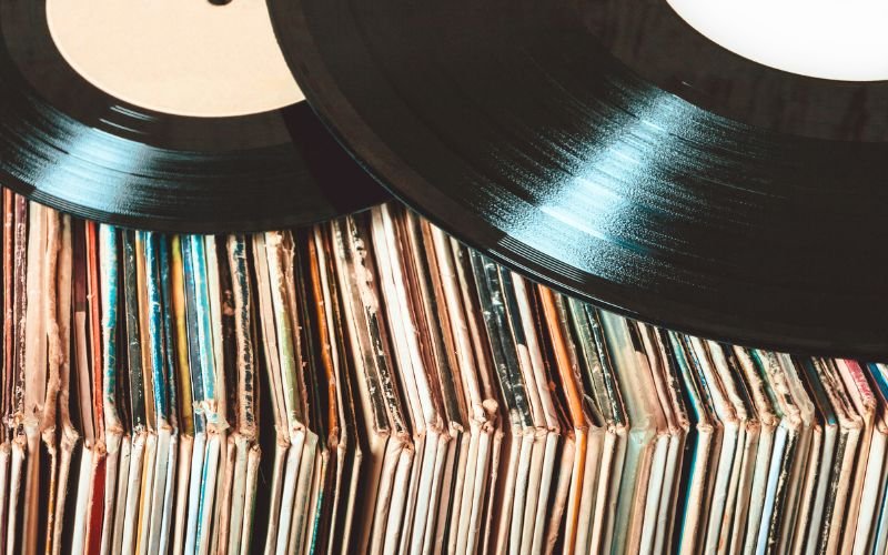 Arte & Vinil reúne arte contemporânea, DJs e feira de discos na Praça Tiradentes
