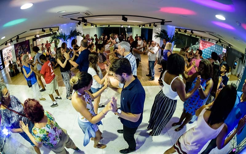 Salsa e soltinho em aulão de dança grátis no Bossa Nova Mall