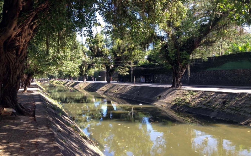 Canal da Av. Visconde de Albuquerque, construído em 1922 para desviar o curso de três rios