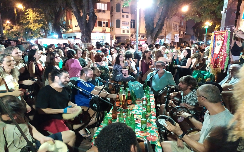 São Salvador: praça alegra cariocas e turistas com música todos os dias