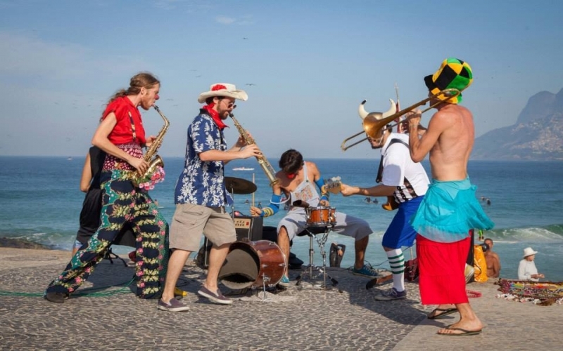 Bagunço no Centro da Música Carioca Artur da Távola