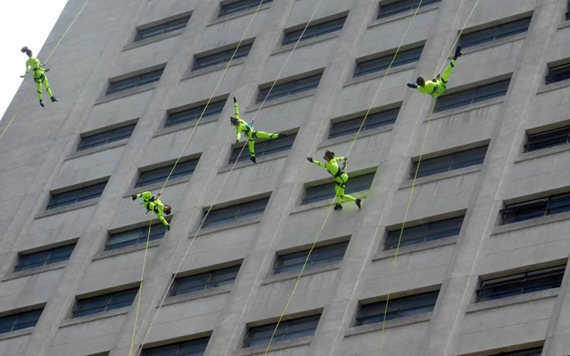 Balé aéreo na fachada do Shopping Leblon