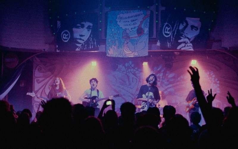 Exclusive Os Cabides chega ao Rio de Janeiro para show que celebra lançamento de disco em vinil