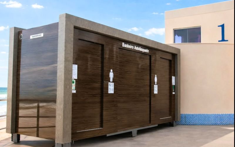 Banheiros autolimpantes começam a ser instalados na Praia dos Cavaleiros, em Macaé