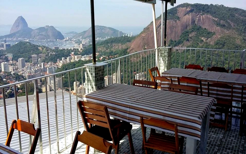 Bar do Tino: frango e costela ao bafo mais elogiada da cidade, com vista de cartão-postal