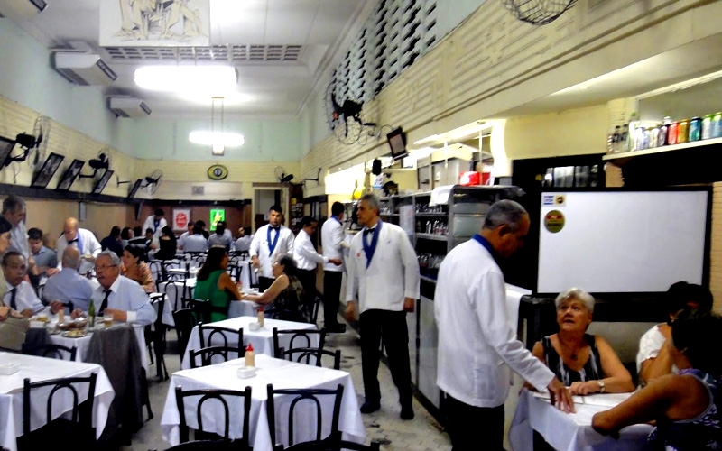 Roda de samba comemora os 133 anos do Bar Luiz