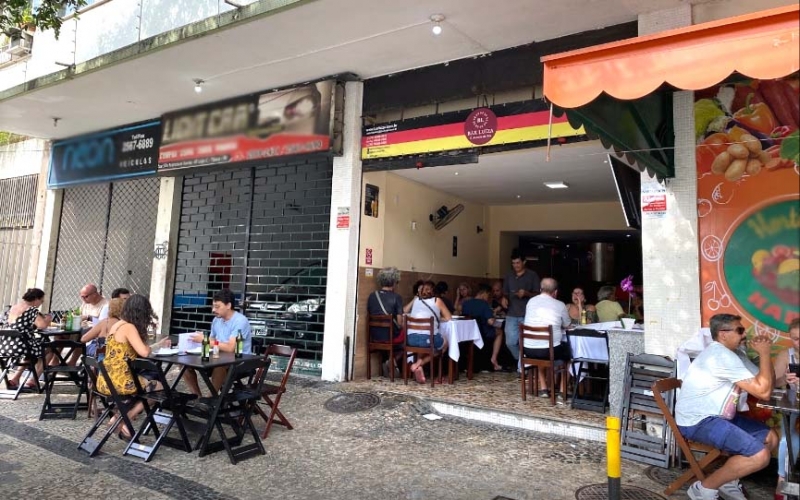 Bar Luiza conquista a Tijuca com gastronomia alemã e mesas na calçada