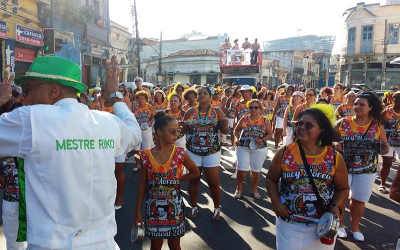 Desfile do Bloco Batuke de Ciata celebra o samba e a cultura afro