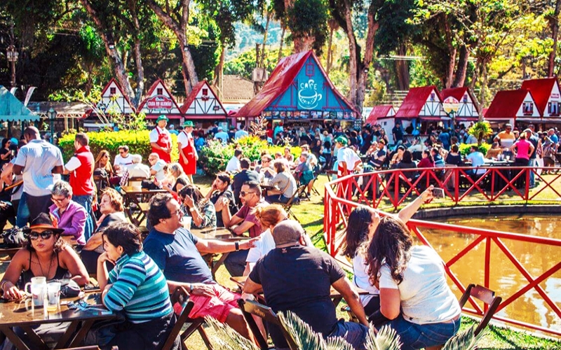 Bauernfest no Palácio de Cristal, em Petrópolis: gastronomia alemã e desfile germânico