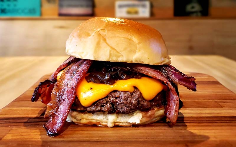 Blend Lab Taphouse & Burgers celebra Dia Internacional do Bacon com lançamento e cerveja artesanal