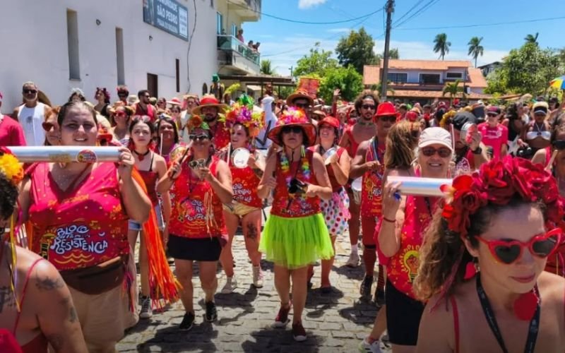 Bloco Alternativo Resistência faz “Cortejo ao Mar” em Cabo Frio