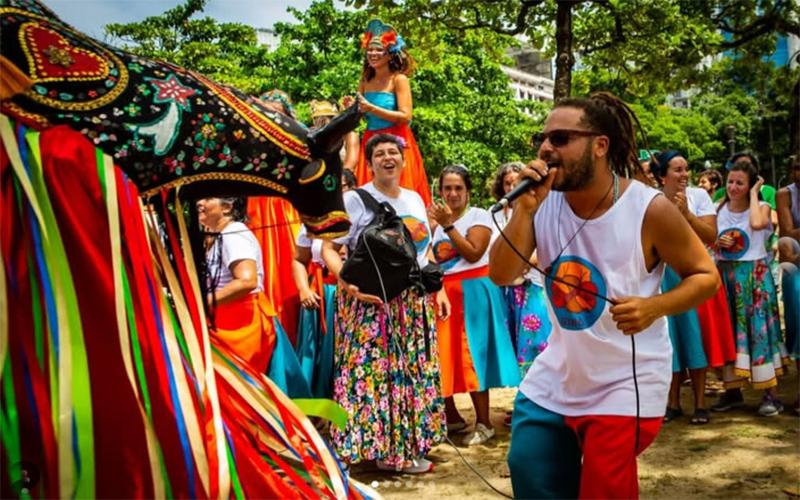 Bloco Girô na Praça Paris: dança, percussão e perna de pau