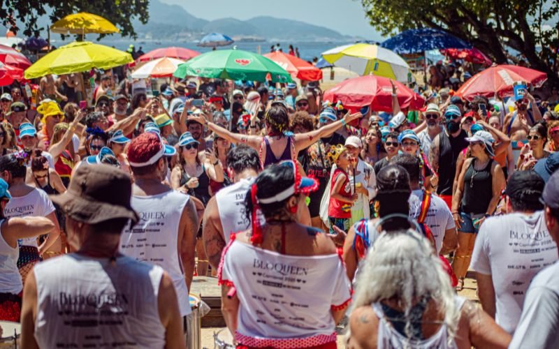 BloQueen ocupa o Largo São Francisco de Paula com tributo a David Bowie