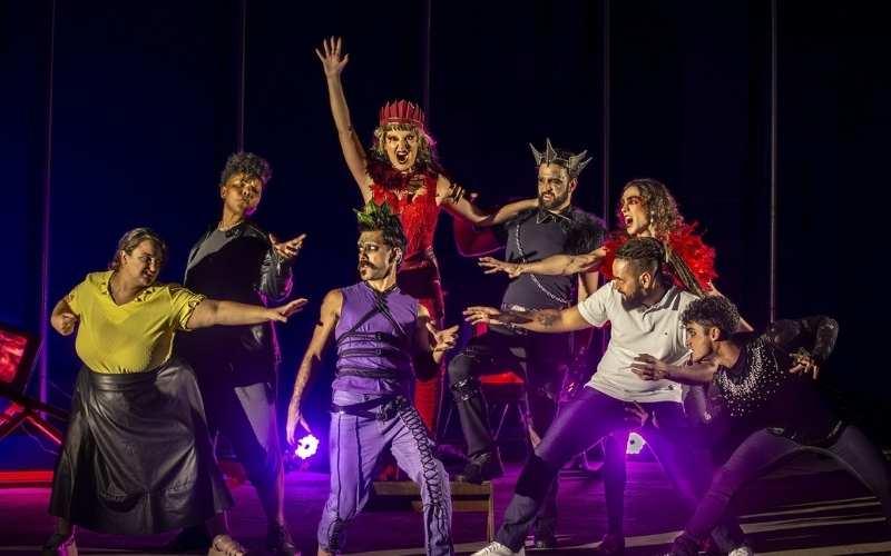 Ambientado numa boate LGBTQIAPN+ o espetáculo “Boate da Fadas” é uma divertida releitura de Shakespeare