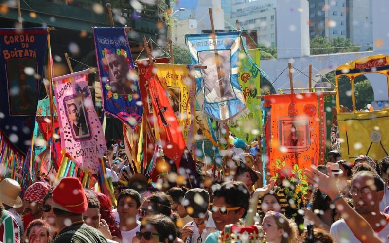 Marica: cortejo do Cordão do Boitatá encerrando o carnaval