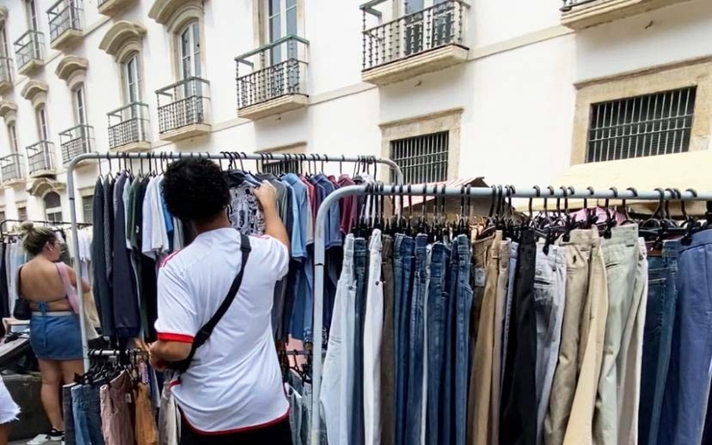 Feira de Antiguidades da Praça XV abriga o maior brechó a céu aberto do Rio