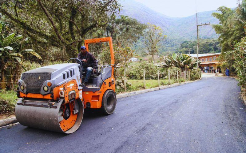 Começa a pavimentação da Estrada do Brejal, distrito de Petrópolis e maior produtor de orgânicos do estado