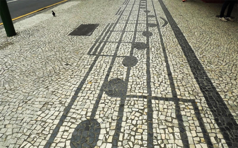 A beleza e o abandono das calçadas musicais de Vila Isabel