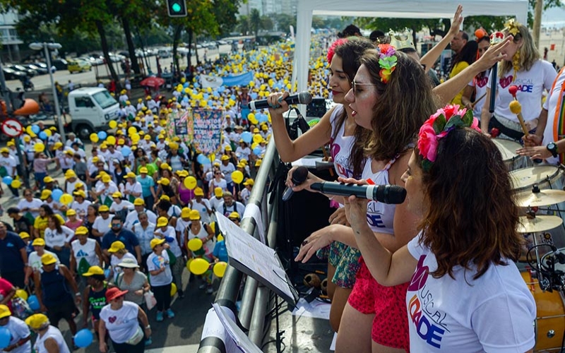 Sesc promove caminhada do idoso com trio elétrico em Copacabana