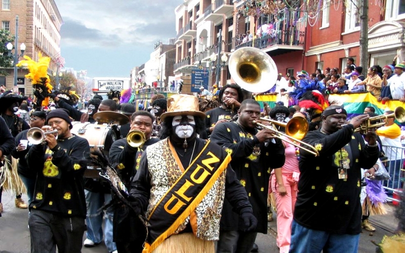 Carnaval de Nova Orleans tem desfiles cancelados, mas moradores criam réplicas de carros alegóricos em casa