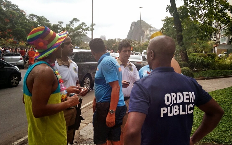 Multa para quem urinar na rua no carnaval vai doer no bolso diz Riotur, confira o valor