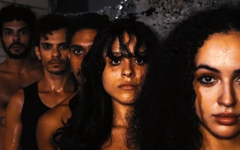 CarniSal: Espetáculo criado a partir de vivências LGBTQIAPN+ realiza circulação gratuita no Rio