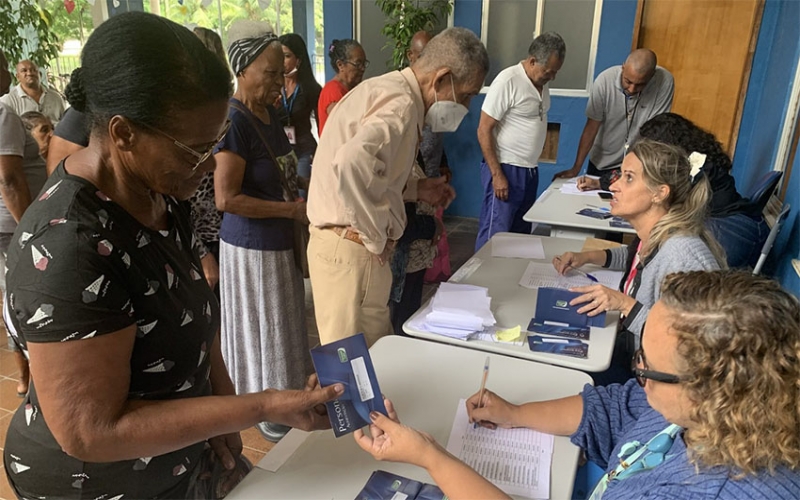 Mil idosos em situação de vulnerabilidade alimentar ganham cartões alimentação de R$ 187