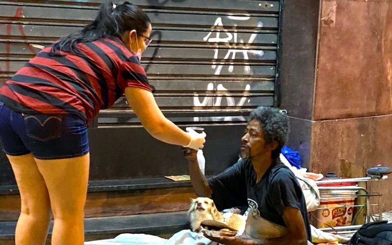 Casa da Cachaça distribui 100 quentinhas por dia a moradores de rua