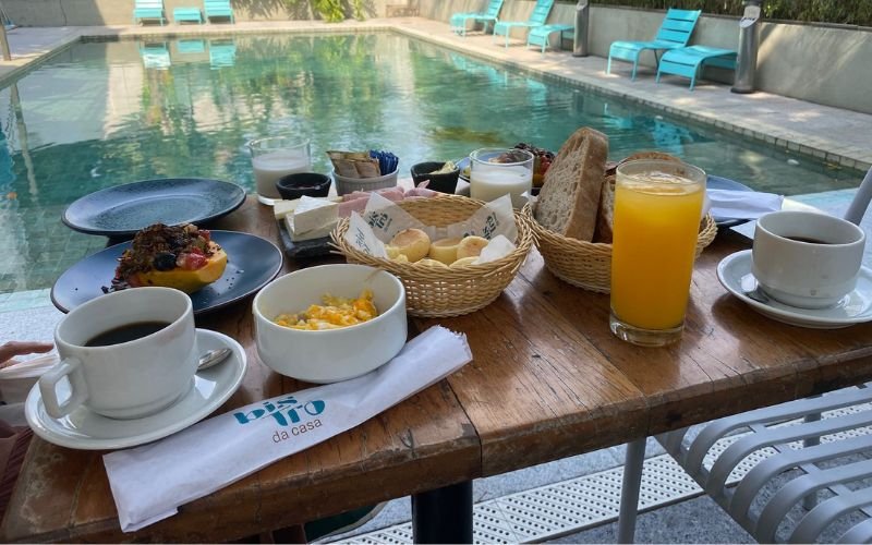 Café da manhã na Casa da Glória combina mesa caprichada e tranquilidade ao lado do Outeiro