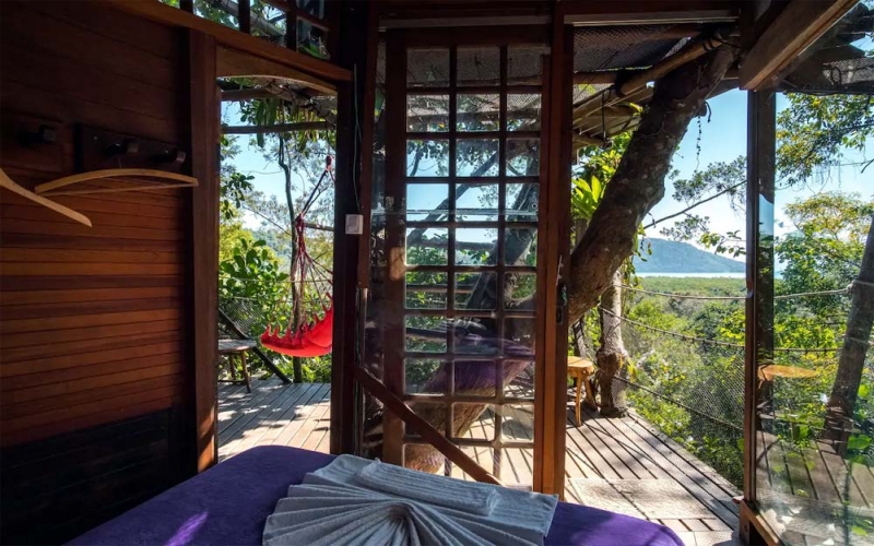 Casa da árvore, no meio da Mata Atlântica com vista para o mar em Paraty