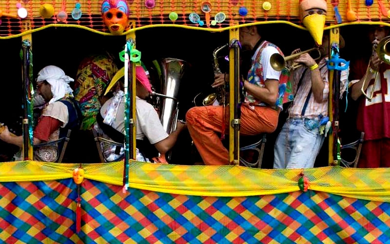 Céu na Terra faz baile de carnaval virtual