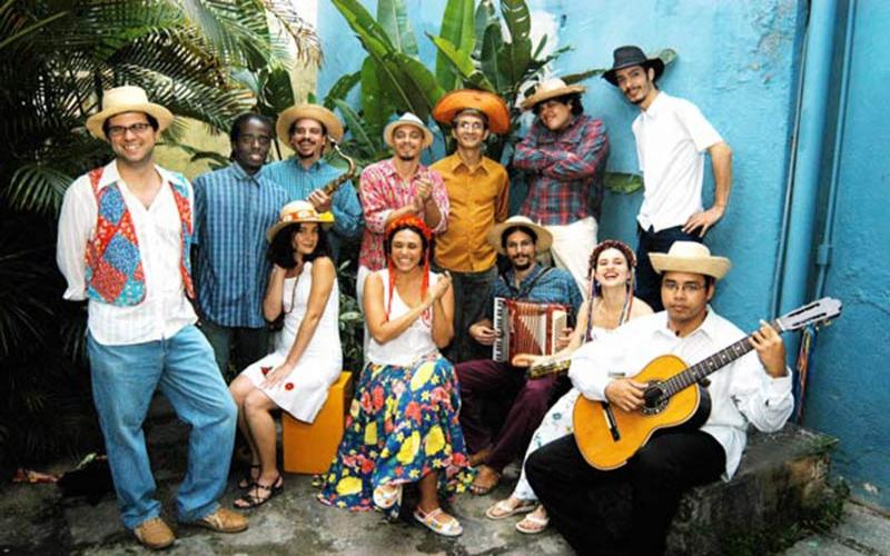 Brincadeiras juninas do Céu na Terra no Largo das Neves