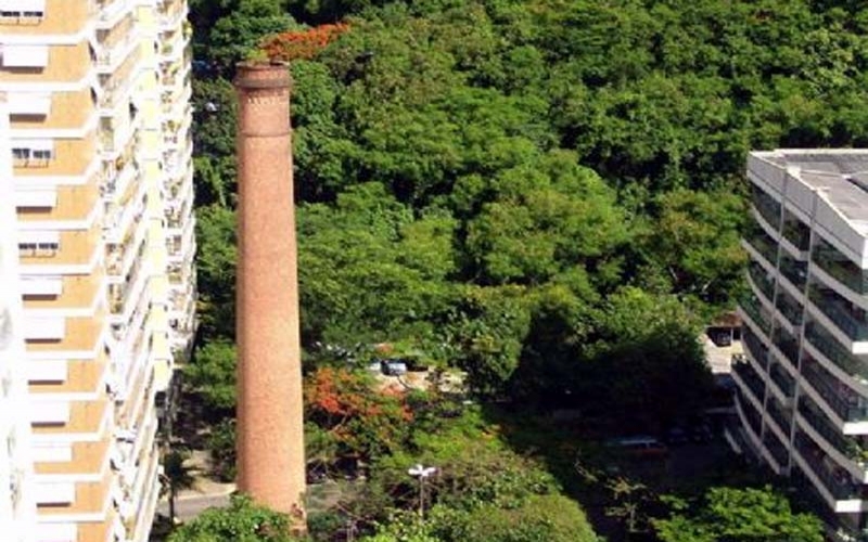 Chaminé do século XIX com 20 metros de altura resiste ao tempo em meio a edifícios em Botafogo