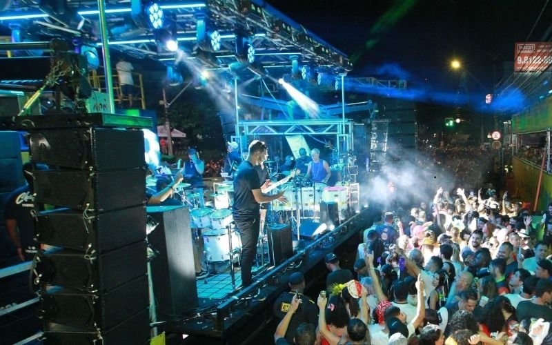 MangaraFolia leva trio elétrico do Chiclete com Banana à orla de Mangaratiba