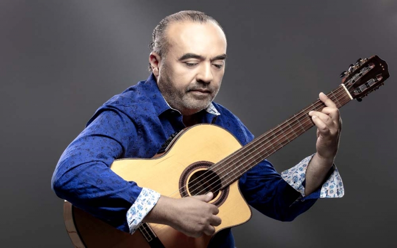 Chico Castillo, ex-integrante do grupo Gipsy Kings, em live com vista para a Praia de Copacabana