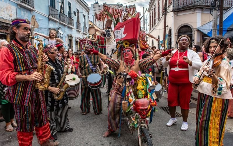Grande Companhia de Mystérios comemora 45 anos com cortejo na Pequena África e programação até o fim do mês