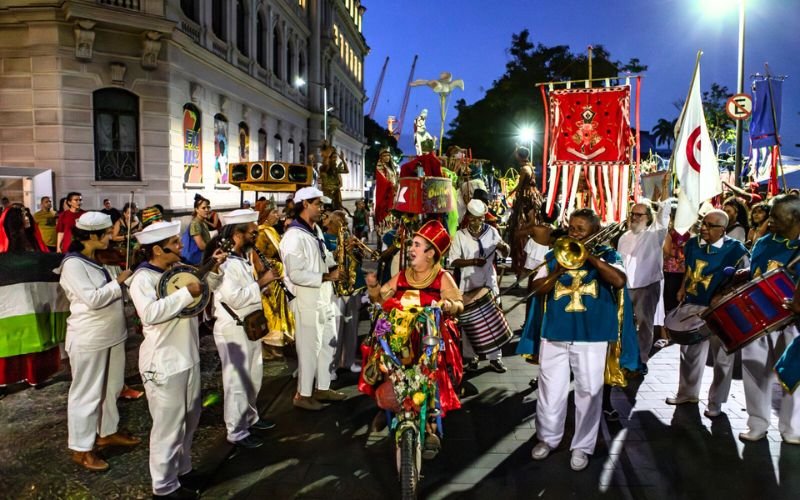 Companhia Brasileira de Mystérios e Novidades: “Grande Cortejo Manifesto” em defesa da democracia