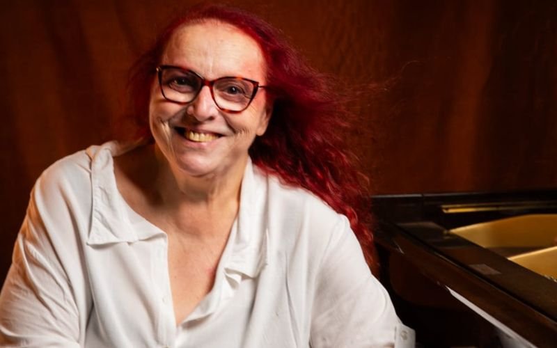 Cida Moreira canta Angela Ro Ro no Teatro Rival Petrobras