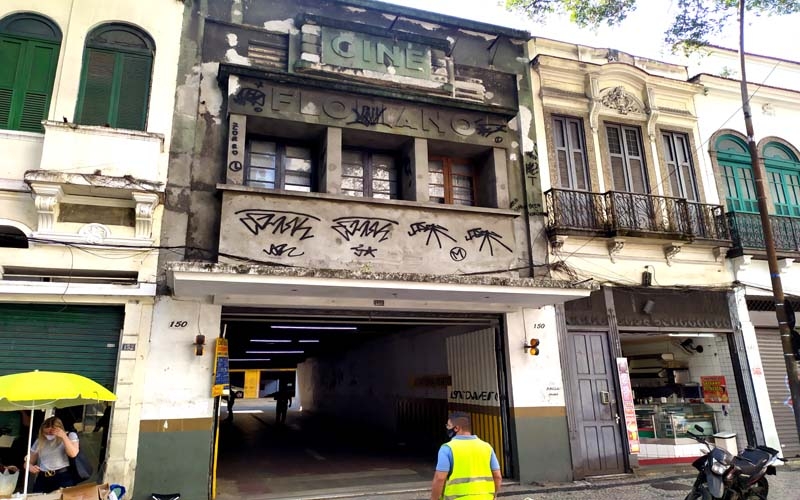 Cine Floriano, aberto em 1936 e fechado nos anos 80, virou estacionamento e só mantém a fachada