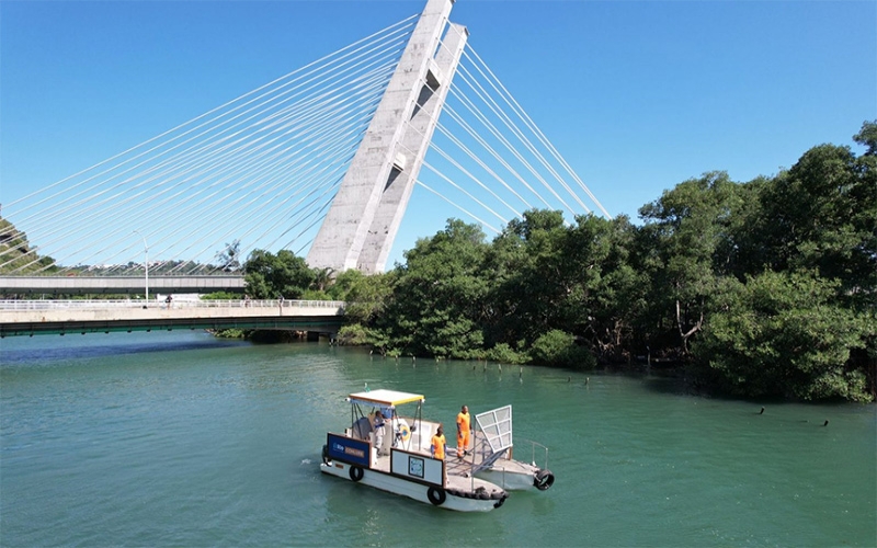 Comlurb ganha 9 embarcações para coleta de lixo nas ilhas da Barra e região portuária